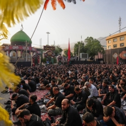 تصویر مراسم شب اول محرم 1404 1447 حاج محمود کریمی -  هیئت رایه العباس امامزاده علی اکبر چیذر