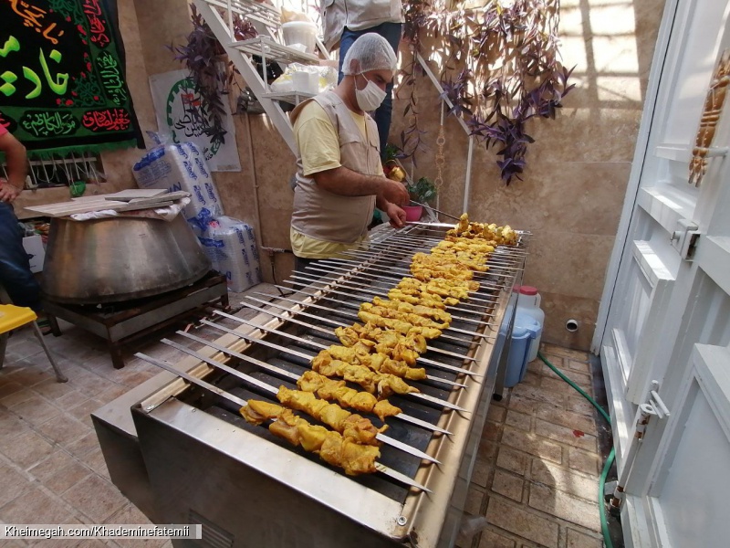 پخت و توضیع غذای گرم ایام عید غدیر _ گروه جهادی حادمین فاطمی