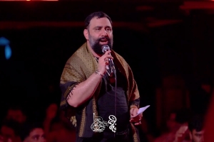 مسیر ما علوی راه ما علی دارد - دانلود ویدئو کلیپ مداحی شعرخوانی شب هشتم محرم 1405 کربلایی جواد مقدم