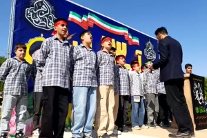 اجرای گروه سرود دبیرستان صدرا متوسطه اول در روز ۱۳ ابان به سرپرستی کربلایی ابوالفضل قلاوند